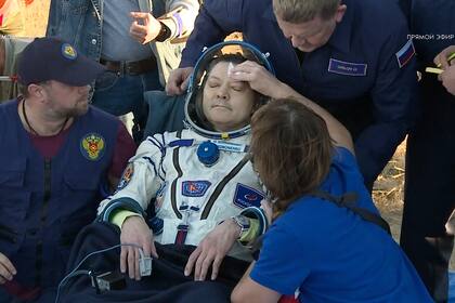 En esta fotografía tomada de un video difundido por la corporación espacial Roscosmos, la cosmonauta rusa Oleg Kononenko descansa tras aterrizar en la cápsula espacial rusa Soyuz MS-25 en una zona esteparia al sureste del poblado kazajo de Zhezkazgan, el lunes 23 de septiembre de 2024. (Corporación espacial Roscosmos vía AP)