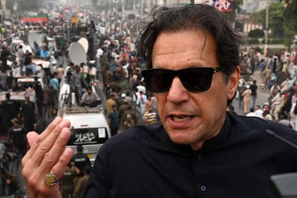 En esta fotografía tomada el 1 de noviembre de 2022, el ex primer ministro de Pakistán Imran Khan habla mientras participa en una marcha antigubernamental en Gujranwala.