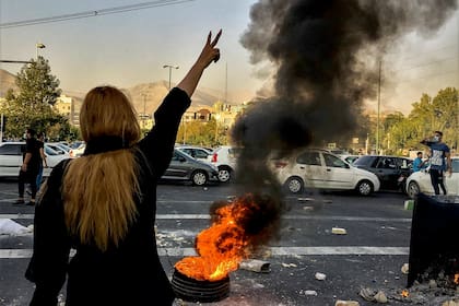 En esta fotografía tomada en Teherán el 1 de octubre de 2022 por una persona no empleada por The Associated Press y obtenida por la AP fuera de Irán, varios iraníes protestan por la muerte de Mahsa Amini, de 22 años, después de que fuera detenida por la policía moral. (AP Foto/Middle East Images, archivo)