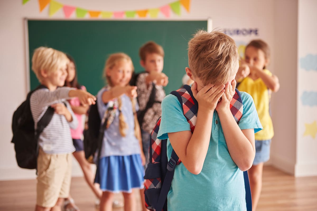 En esta guía podrás informarte sobre qué hacer ante un episodio de bullying y además encontraras algunos datos sobre como darte cuenta si alguien cercano lo esta padeciendo.