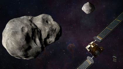 En esta ilustración se ve al sistema binario Dimorphos-Didymos, cerca de la nave DART y el satélite cúbico que planea tomar imágenes del impacto