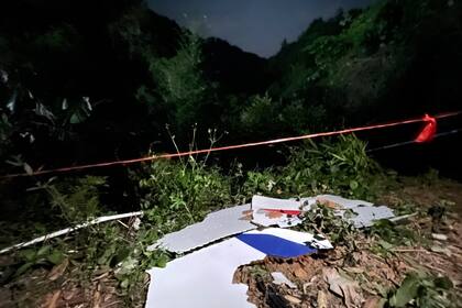 En esta imagen cortesía de la agencia noticiosa china Xinhua, se ven restos de un avión que se estrelló en la prefectura de Tengxian, en la región autónoma Guangxi Zhuang, el martes 22 de marzo de 2022, en el sur de China. (Zhou Hua/Xinhua via AP)