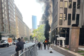 Exsoldado provoca incendio y dispara pistola de balines fuera de edificio federal en Nueva York, dice el FBI