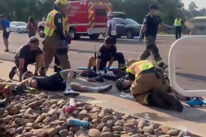En esta imagen cortesía del ciclista Tony Quinones se ve a varias personas en el piso después de que el conductor de una camioneta embistiera con su vehículo a un grupo de ciclistas, el sábado 19 de junio de 2021, en Show Low, Arizona. (Tony Quinones vía AP)