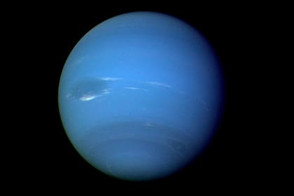 En esta imagen de agosto de 1989, proporcionada por la NASA, se muestra al planeta Neptuno fotografiado por la nave Voyager 2, y fue procesada para mejorar la visibilidad de pequeñas características. (NASA vía AP)