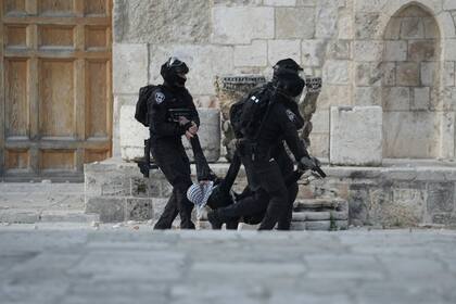 En esta imagen de archivo, agentes de la policía israelí mueven a un manifestante palestino durante enfrentamientos en el complejo de la mezquita de Al Aqsa, en la Ciudad Vieja de Jerusalén, el 22 de abril de 2022. (AP Foto/Mahmoud Illean, archivo)