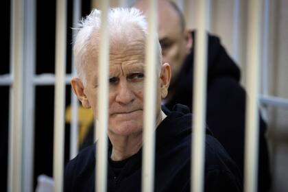 En esta imagen de archivo, Alés Bialiatski, director del grupo bielorruso de derechos humanos Vyasna, en la zona de acusados durante un juicio en Minsk, Bielorrusia, el 5 de enero de 2023. (Vitaly Pivovarchyk/BelTA Pool Foto vía AP, archivo)