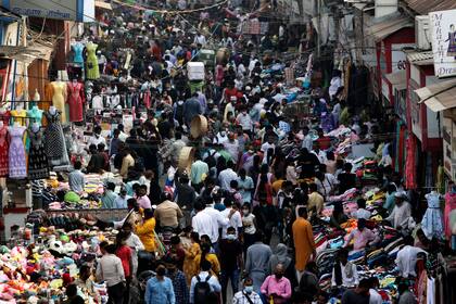 En esta imagen de archivo, ciudadanos con mascarilla como medida de precaución contra el COVID-19 atestan un mercado en Mumbai, India, el 7 de enero de 2022. (AP Foto/Rajanish Kakade, archivo)