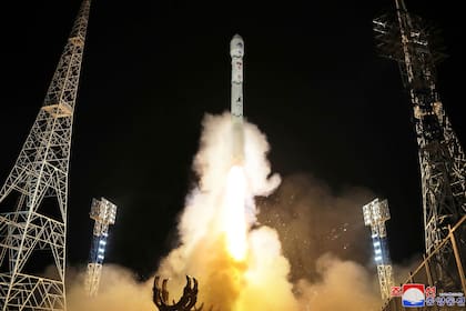 En esta imagen de archivo, distribuida por el gobierno de Corea del Norte, se muestra lo que según el país es el lanzamiento del Malligyong-1, un satélite espía militar, el 21 de noviembre de 2023.