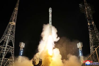 En esta imagen de archivo, distribuida por el gobierno de Corea del Norte, se muestra lo que según el país es el lanzamiento del Malligyong-1, un satélite espía militar, el 21 de noviembre de 2023.