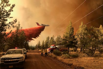 En esta imagen de archivo, distribuida por el Departamento Forestal de Oregon, se muestra un hidroavión arrojando retardante sobre el incendio de Grandview, cerca de Sisters, Oregon, el 11 de julio de 2021. (Departamento Forestal de Oregon vía AP, archivo)