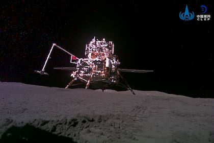 En esta imagen de archivo, distribuida por la agencia espacial de China, CNSA, a través de la agencia noticiosa estatal Xinhua, se muestra a la sonda espacial Chang'e-6 en una foto tomada por un mini rover atras aterrizar en la superficie de la Luna, el 4 de junio de 2024. (CNSA/Xinhua via AP, archivo)