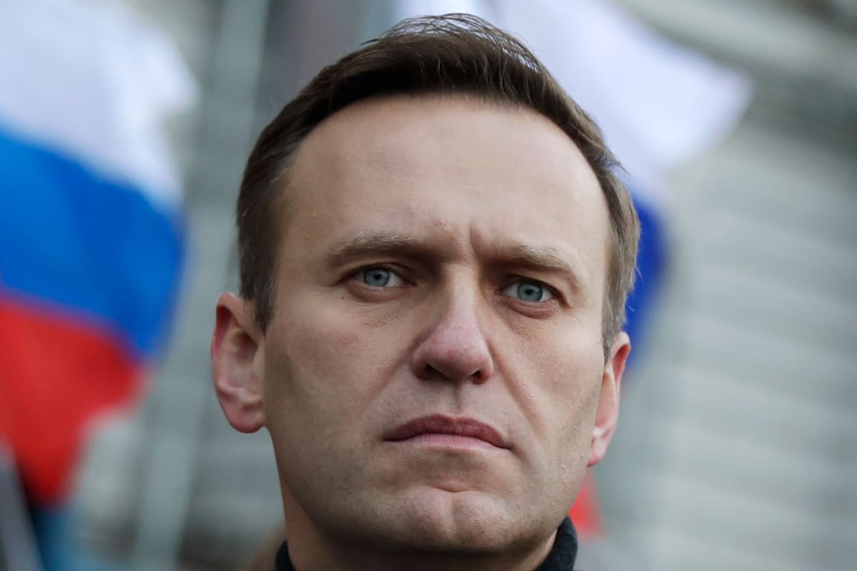 En esta imagen de archivo, el activista opositor ruso Alexei Navalny participa en una marcha en memoria del líder opositor Boris Nemtsov en Moscú, Rusia, el 29 de febrero de 2020. (AP Foto/Pavel Golovkin, archivo)
