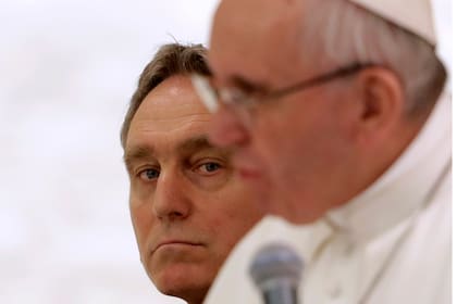 En esta imagen de archivo, el arzobispo Georg Gaenswein mira al papa Francisco durante una audiencia en el Salón Pablo VI, en el Vaticano, el 4 de febrero de 2017.