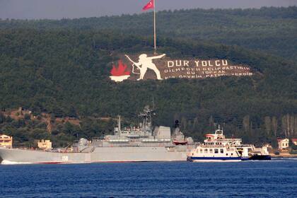 En esta imagen de archivo, el buque ruso Caesar Kunikov pasa por el estrecho de Dardanelles, en Turquía, rumbo al mar Mediterráneo, el 4 de octubre de 2015. (Burak Gezen/DHA vía AP, archivo)