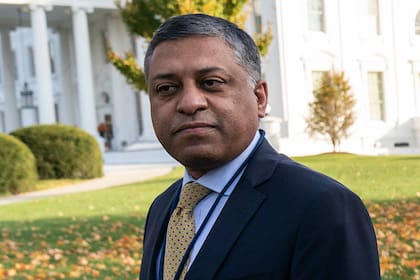 En esta imagen de archivo, el doctor Rahul Gupta, director de la Oficina de Política Nacional para el Control de Drogas de la Casa Blanca, camina por el exterior de la Casa Blanca, el 18 de noviembre de 2021, en Washington. (AP Foto/Alex Brandon, archivo)