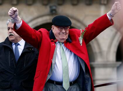 En esta imagen de archivo, el exlíder del partido de ultraderecha Frente Nacional, Jean-Marie Le Pen, reacciona ante la estatua de Juana de Arco, en París, el 1 de mayo de 2017. (AP Foto/Thibault Camus, archivo)