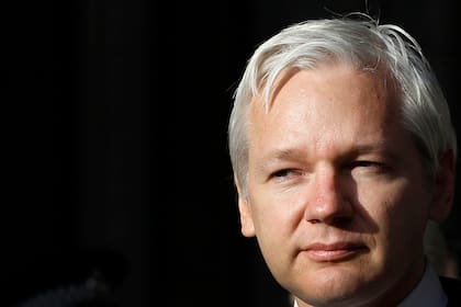 En esta imagen de archivo, el fundador de WikiLeaks, Julian Assange, hace una pausa durante una declaración a la prensa en el exterior de un tribunal británico, en Londres, el 5 de diciembre de 2011. (AP Foto/Kirsty Wigglesworth, archivo)