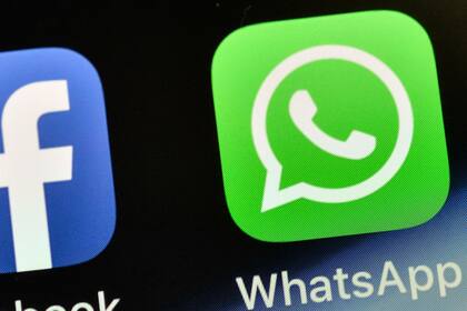 En esta imagen de archivo, el icono de la app de mensajería WhatsApp visto en un iPhone en Gelsenkirchen, Alemania, el 15 de noviembre de 2018. (AP Foto/Martin Meissner, archivo)