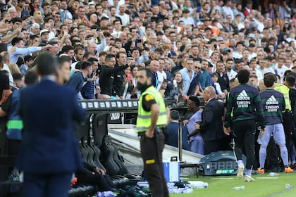 En esta imagen de archivo, el jugador del Real Madrid Vinicius Junior (centro) abandona el campo tras su expulsión en un partido de Liga frente al Valencia, en el estadio de Mestalla, en Valencia, el 21 de mayo de 2023. (AP Foto/Alberto Saiz, archivo)