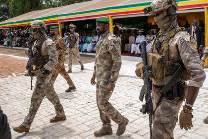 En esta imagen de archivo, el líder de la junta militar que gobierna Malí, el teniente coronel Assimi Goita (centro), asiste a un desfile militar con motivo del Día de la Independencia, en Bamako, Malí, el 22 de septiembre de 2022. (AP Foto, archivo)