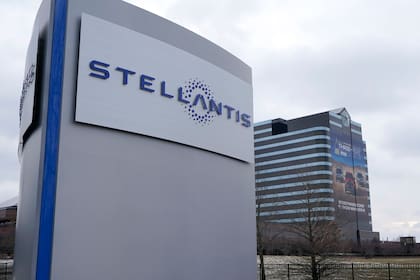 En esta imagen de archivo, el logo de la automotriz Stellantis, en el exterior del Centro de Tecnología de Chrysler, en Auburn Hills, Michigan, el 19 de enero de 2021. (AP Foto/Carlos Osorio, archivo)