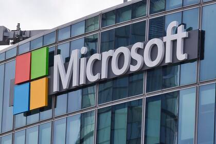 En esta imagen de archivo, el logo de Microsoft visto en sus oficinas de Issy-les-Moulineaux, a las afueras de París, Francia, el 12 de abril de 2016. (AP Foto/Michel Euler, archivo)