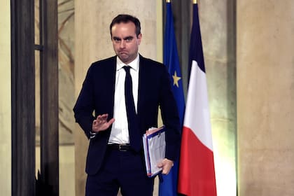 En esta imagen de archivo, el ministro de Defensa de Francia, Sebastien Lecornu, espera en el Palacio del Elíseo, el 26 de enero de 2023 en París. (AP Foto/Aurelien Morissard, archivo)