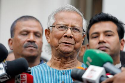 En esta imagen de archivo, el Nobel Muhammad Yunus habla con reporteros tras quedar en libertad bajo fianza en un caso de malversación, en Daca, Bangladesh, el 3 de marzo de 2024. (AP Foto/Mahmud Hossain Opu, archivo)