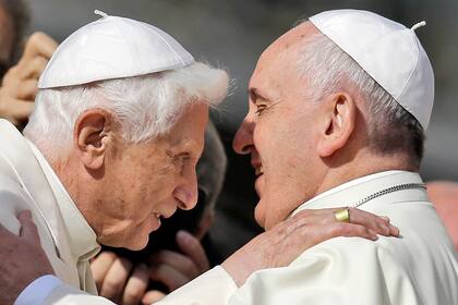 En esta imagen de archivo, el papa Francisco (derecha), abraza al papa emérito Benedicto XVI antes de un acto en la Plaza de San Pedro, en el Vaticano, el 28 de septiembre de 2014. (AP Foto/Gregorio Borgia, archivo)