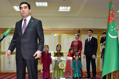 En esta imagen de archivo, el presidente de Turkmenistán, Gurbanguly Berdimuhamedov (izquierda), habla con reporteros tras votar mientras su hijo, Serdar Berdymukhamedov (segundo por la derecha), observa la escena junto a otros familiares en un centro e votación, en Asjabad, Turkmenistán, el 12 de febrero de 2017. (AP Foto/Alexander Vershinin, archivo)