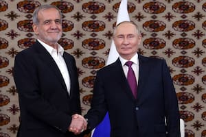 En esta imagen de archivo, el presidente de Rusia, Vladímir Putin, y el de Irán, Masoud Pezeshkian, posan para una foto durante su reunión en Ashgabat, Turkmenistán, el 11 de octubre de 2024.