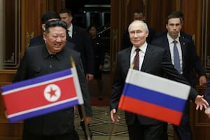 En esta imagen de archivo, el presidente de Rusia, Vladímir Putin (derecha), y el gobernante norcoreano Kim Jong Un sonríen durante una reunión en el aeropuerto internacional Pyongyang Sunan, el 19 de junio de 2024, a las afueras de Pyongyang, Corea del Norte. (Gavriil Grigorov, Sputnik, foto compartida del Kremlin vía AP, archivo)