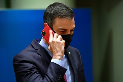 En esta imagen de archivo, el presidente del gobierno de España, Pedro Sánchez, habla por su celular durante una cumbre de la UE en Bruselas, el 20 de julio de 2020. (John Thys, Pool Foto vía AP, archivo)