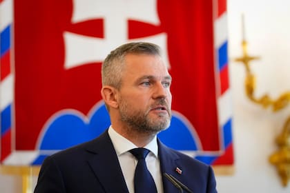 En esta imagen de archivo, el presidente electo de Eslovaquia, Peter Pellegrini, durante una conferencia de prensa con la mandataria saliente, Zuzana Caputova, en el palacio presidencial, en Bratislava, Eslovaquia, el 16 de mayo de 2024. (AP Foto/Petr David Josek, archivo)
