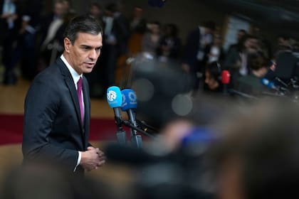 En esta imagen de archivo, el presidente en funciones del gobierno de España, Pedro Sánchez, habla con reporteros a su llegada al edificio del Consejo Europeo, en Bruselas, el 26 de octubre de 2023. (AP Foto/Virginia Mayo)