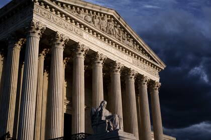 En esta imagen de archivo, la fachada de la Corte Suprema de Estados Unidos, vista al atardecer, en Washington, el 22 de octubre de 2021. (AP Foto/J. Scott Applewhite, archivo)
