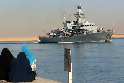 En esta imagen de archivo, la fragata británica HMS Portland navega por el canal de Suez, en Ismailia, Egipto, el 3 de diciembre de 2008. (AP Foto, archivo)