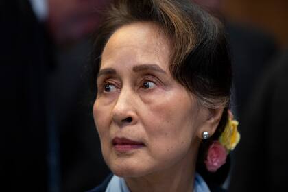 En esta imagen de archivo, la líder de facto de Myanmar, Aung San Suu Kyi, espera para dirigirse a los jueces de la Corte Penal Internacional, en La Haya, Holanda, el 11 de diciembre de 2019. (AP Foto/Peter Dejong, archivo)