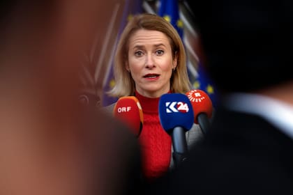 En esta imagen de archivo, la primera ministra de Estonia, Kaja Kallas, habla con reporteros a su llegada a una cumbre de la Unión Europea, en Bruselas, el 1 de febrero de 2024.