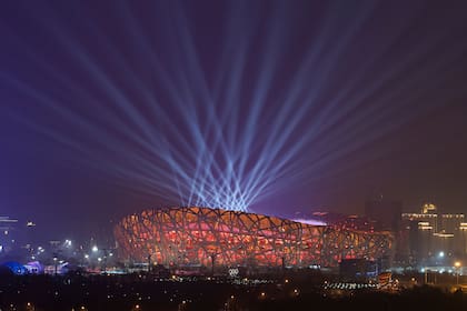 En esta imagen de archivo, las luces iluminan el Estadio Nacional, conocido como El Nido, durante un ensayo de la ceremonia inaugural de los Juegos Olímpicos de Invierno, en Beijing, China, el 30 de enero de 2022. (AP Foto/Wang Xinchao, archivo)