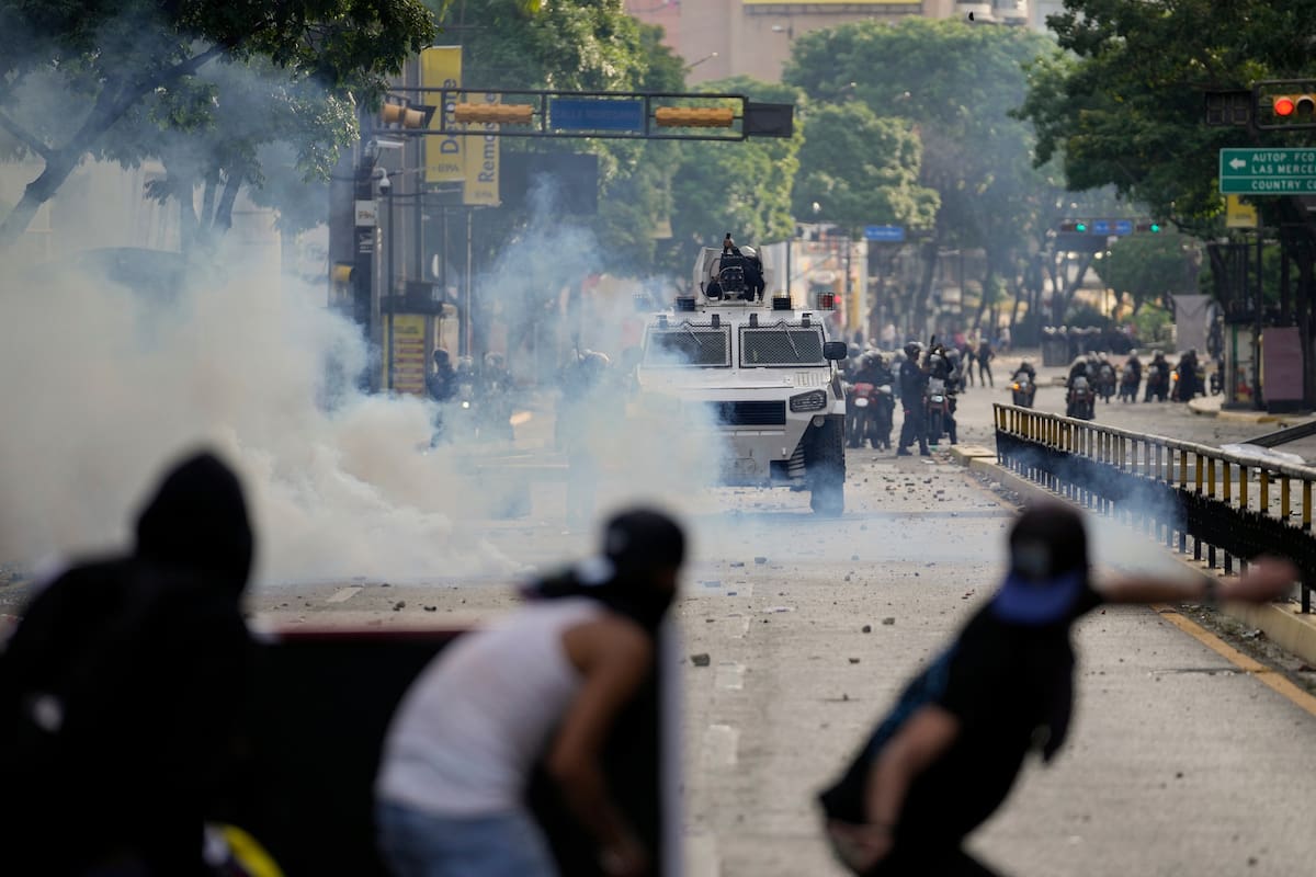 En esta imagen de archivo, manifestantes se enfrentan con la policía durante protestas por los resultados electorales oficiales que dan a Nicolás Maduro como vencedor de las elecciones presidenciales, el día después de los comicios, en Caracas, Venezuela, el 29 de julio de 2024.