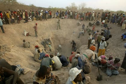 En esta imagen de archivo, mineros buscan diamantes en Marange, en el este de Zimbabue, el 1 de noviembre de 2006. (AP Foto/Tsvangirayi Mukwazhi, archivo)