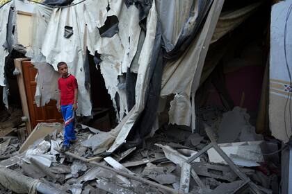 En esta imagen de archivo, Mohammad Arada, mira a los escombros de la casa de su familia, destruida en un ataque aéreo israelí, en el campo de refugiados de Rafah, en el sur de la Franja de Gaza, el 8 de agosto de 2022. (AP Foto/Adel Hana, archivo)
