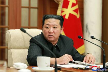 En esta imagen de archivo, proporcionada por el gobierno de Corea del Norte, el líder norcoreano, Kim Jong Un, asiste a una reunión del Comité Central del gobernante Partido de los Trabajadores, en Pyongyang, Corea del Norte, el 19 de enero de 2022. (Agencia Central de Noticias de Corea/Korea News Service vía AP, archivo)