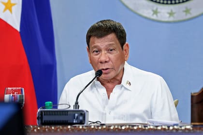 En esta imagen de archivo publicada por la División de Fotógrafos de Malacanang, el presidente de Filipinas, Rodrigo Duterte, habla con miembros de un equipo de lucha contra enfermedades infecciosas en el palacio presidencial de Malacanang, en Manila, Filipinas, el 31 de mayo de 2021.