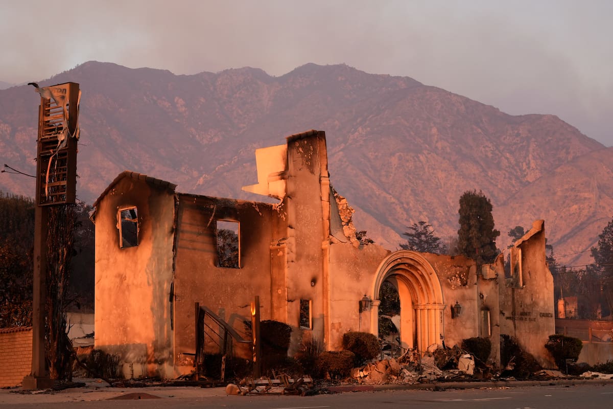 En esta imagen de archivo se muestra la iglesia comunitaria de Altadena un día después de haber sido arrasada por el incendio de Eaton, el 9 de enero de 2025, en Altadena, California. (AP Foto/Chris Pizzello, archivo)