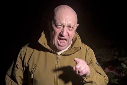 En esta imagen de archivo, tomada de un video distribuido por la oficina de prensa de Prigozhin el 5 de mayo de 2023, el jefe del Grupo Wagner, Yevgeny Prigozhin, lanza un mensaje delante de varios cadáveres desde un lugar no revelado.