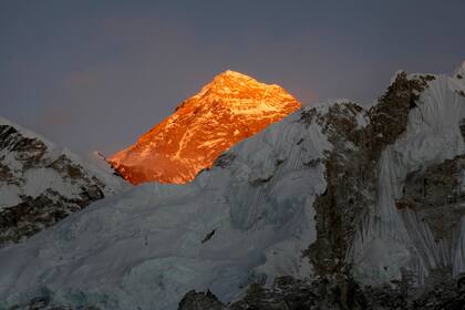En esta imagen de archivo, tomada el 12 de noviembre de 2015, el Everest visto desde el Kalapatthar, en Nepal. (AP Foto/Tashi Sherpa, archivo)