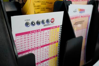 En esta imagen de archivo, tomada el 12 de enero de 2021, vista de boletos de la lotería Powerball sin cubrir en una tienda en Des Moines, Iowa. (AP Foto/Charlie Neibergall)